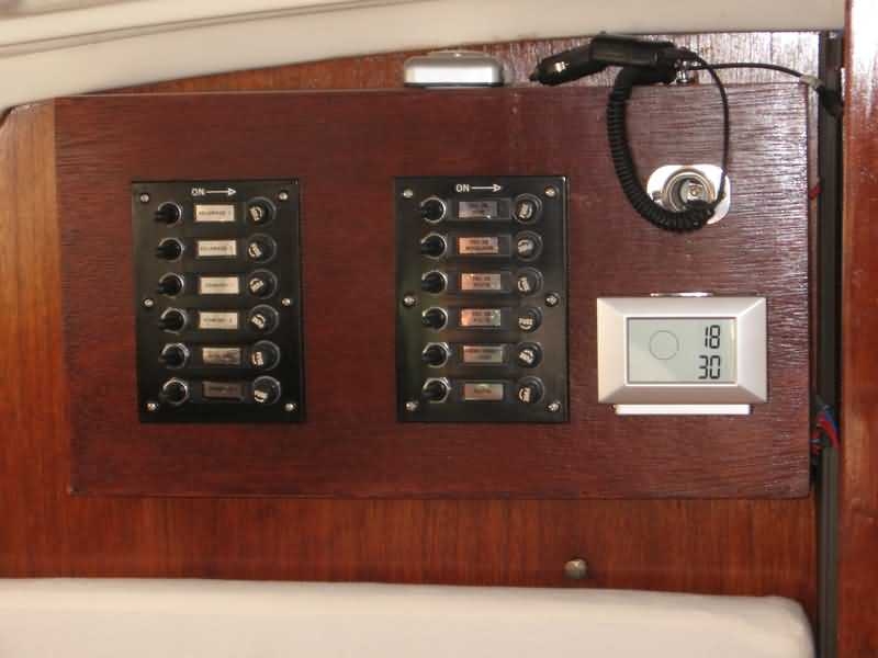peinture pont 2008 015.jpg - le tableau electrique avec micro centrale météo qui annonce beau ou mauvais temps ( la vhf fixe a un barometre plus précis ) et la prise 12 volts au dessus qui sert à brancher le pc portable ou un chargeur de teléphone portable